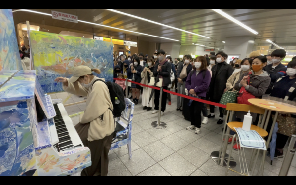 ピアニストYouTuberになるきっかけとなり、今も続けているストリート演奏（写真：本人提供）
